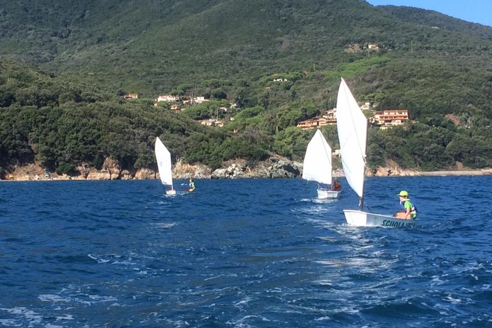 Piccole barche a vela durante una regata nelle acque dell’Isola d’Elba
