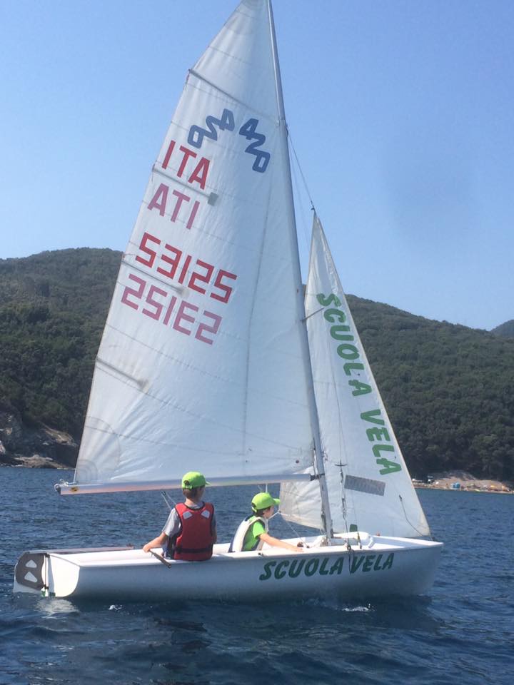 Scuola vela con ragazzi in navigazione all’Isola d’Elba