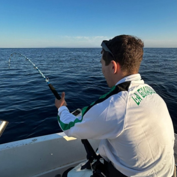 Pescatore durante una battuta di pesca sportiva in mare all’Isola d’Elba