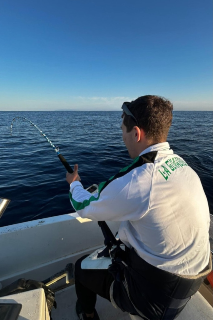 Pescatore durante una battuta di pesca sportiva in mare all’Isola d’Elba