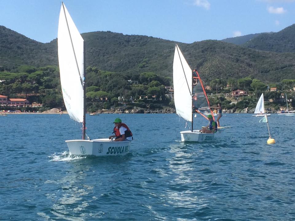 Allievi della scuola vela ASD Nautica La Guardiola durante un’esercitazione in mare a Procchio