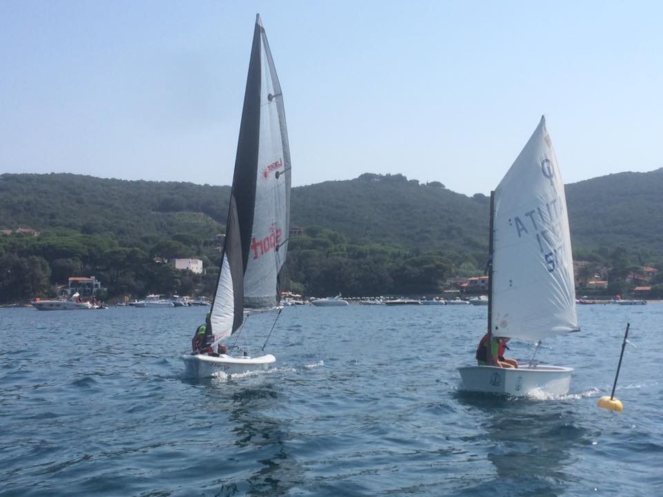 Corso di vela per ragazzi con derive e imbarcazioni scuola nel mare dell’Isola d’Elba