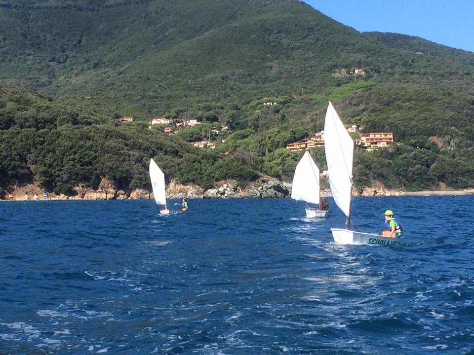 Esercitazione della scuola vela ASD Nautica La Guardiola lungo la costa di Procchio