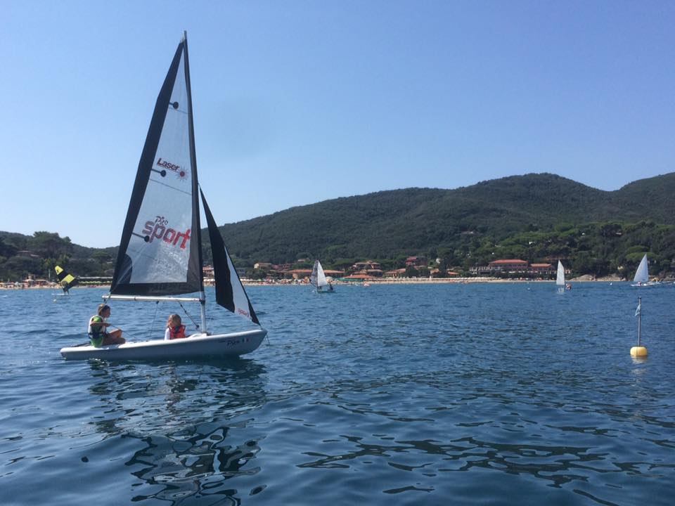 Giovani allievi impegnati in una lezione di vela su deriva Pico Sport all’Isola d’Elba