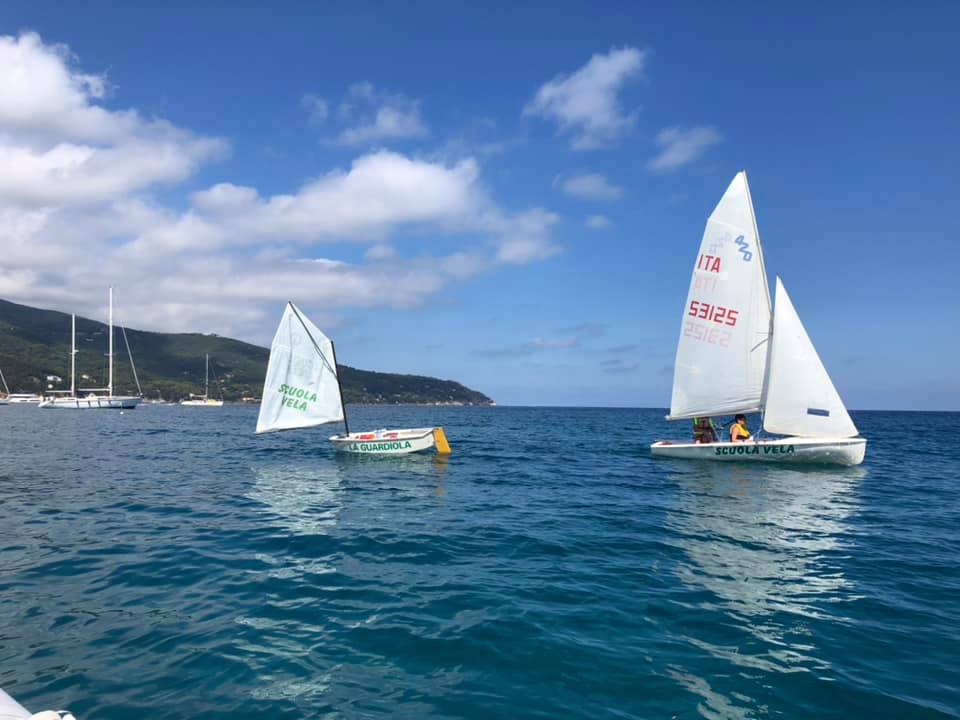 Lezione pratica della scuola vela ASD Nautica La Guardiola nel golfo di Procchio all’Isola d’Elba